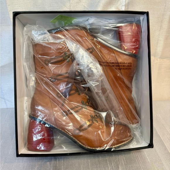 Chelsea Crew Geraldine Boots - Picture 6 of 8